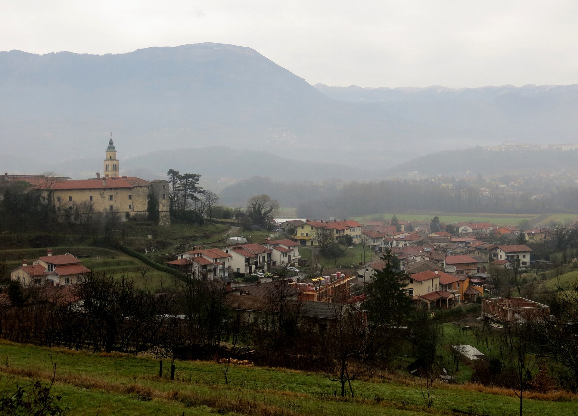 Imagem de referência relacionada a Velike Žablje, item descrito como vila loclaizada em Ajdovščina, Eslovênia
